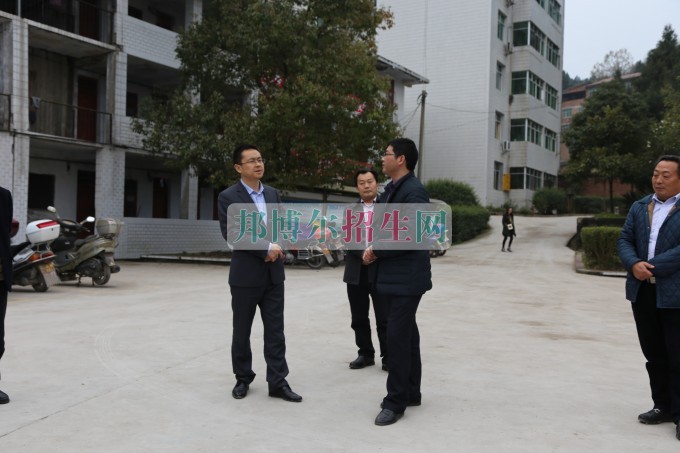 縣教科體局黨委書記、局長馮遼平深入平昌縣西興職業(yè)中學(xué)調(diào)研