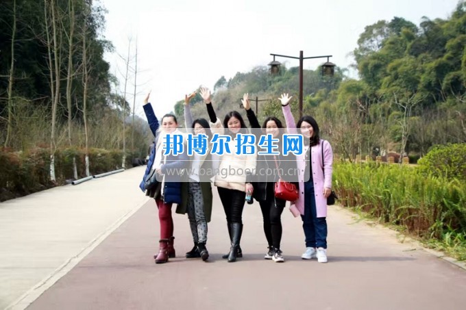 四川省樂山市第一職業(yè)高級中學(xué)春風(fēng)十里，不如你