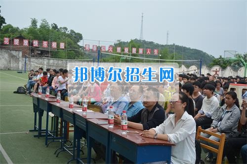 　　我校隆重舉行2017年預(yù)備班學(xué)生“各展所長(zhǎng)，揚(yáng)帆起航”文藝匯演  　　為了豐富同學(xué)們的課余生活，提高同學(xué)們的文藝素養(yǎng)，增強(qiáng)班級(jí)間的凝聚力和親和力。6月2日晚，我校在球類運(yùn)動(dòng)場(chǎng)舉辦了預(yù)備班“各展所長(zhǎng)，揚(yáng)帆起航”學(xué)生文藝匯演，全體預(yù)備班學(xué)生和職高部學(xué)生共800多名以及20多名教職工觀看了演出。  　　此次文藝匯演的節(jié)目?jī)?nèi)容形式多樣、內(nèi)容豐富，激情的開場(chǎng)舞——《GOODBOY》中拉開了帷幕，伴隨著一陣陣掌聲，歌舞、小品、朗誦、相聲等精心準(zhǔn)備的22個(gè)精彩的節(jié)目為觀眾呈現(xiàn)了一道豐富的視聽盛宴，最后全體師生齊唱的《難忘今宵》把本場(chǎng)文藝匯演推向了高潮，掌聲和歡呼聲此起彼伏，臺(tái)上臺(tái)下成了一片激情四溢的海洋，本場(chǎng)文藝匯演畫上了圓滿的句號(hào)。  　　此次文藝匯演演出的成功舉辦，充分彰顯了我校預(yù)備班學(xué)生的個(gè)性，讓預(yù)備班學(xué)生充分感受到育才職高的魅力。