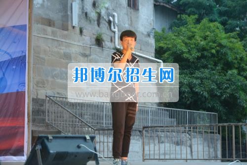　　我校隆重舉行2017年預(yù)備班學(xué)生“各展所長(zhǎng)，揚(yáng)帆起航”文藝匯演  　　為了豐富同學(xué)們的課余生活，提高同學(xué)們的文藝素養(yǎng)，增強(qiáng)班級(jí)間的凝聚力和親和力。6月2日晚，我校在球類運(yùn)動(dòng)場(chǎng)舉辦了預(yù)備班“各展所長(zhǎng)，揚(yáng)帆起航”學(xué)生文藝匯演，全體預(yù)備班學(xué)生和職高部學(xué)生共800多名以及20多名教職工觀看了演出。  　　此次文藝匯演的節(jié)目?jī)?nèi)容形式多樣、內(nèi)容豐富，激情的開場(chǎng)舞——《GOODBOY》中拉開了帷幕，伴隨著一陣陣掌聲，歌舞、小品、朗誦、相聲等精心準(zhǔn)備的22個(gè)精彩的節(jié)目為觀眾呈現(xiàn)了一道豐富的視聽盛宴，最后全體師生齊唱的《難忘今宵》把本場(chǎng)文藝匯演推向了高潮，掌聲和歡呼聲此起彼伏，臺(tái)上臺(tái)下成了一片激情四溢的海洋，本場(chǎng)文藝匯演畫上了圓滿的句號(hào)。  　　此次文藝匯演演出的成功舉辦，充分彰顯了我校預(yù)備班學(xué)生的個(gè)性，讓預(yù)備班學(xué)生充分感受到育才職高的魅力。
