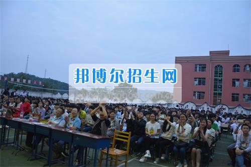 　　我校隆重舉行2017年預(yù)備班學(xué)生“各展所長(zhǎng)，揚(yáng)帆起航”文藝匯演  　　為了豐富同學(xué)們的課余生活，提高同學(xué)們的文藝素養(yǎng)，增強(qiáng)班級(jí)間的凝聚力和親和力。6月2日晚，我校在球類運(yùn)動(dòng)場(chǎng)舉辦了預(yù)備班“各展所長(zhǎng)，揚(yáng)帆起航”學(xué)生文藝匯演，全體預(yù)備班學(xué)生和職高部學(xué)生共800多名以及20多名教職工觀看了演出。  　　此次文藝匯演的節(jié)目?jī)?nèi)容形式多樣、內(nèi)容豐富，激情的開場(chǎng)舞——《GOODBOY》中拉開了帷幕，伴隨著一陣陣掌聲，歌舞、小品、朗誦、相聲等精心準(zhǔn)備的22個(gè)精彩的節(jié)目為觀眾呈現(xiàn)了一道豐富的視聽盛宴，最后全體師生齊唱的《難忘今宵》把本場(chǎng)文藝匯演推向了高潮，掌聲和歡呼聲此起彼伏，臺(tái)上臺(tái)下成了一片激情四溢的海洋，本場(chǎng)文藝匯演畫上了圓滿的句號(hào)。  　　此次文藝匯演演出的成功舉辦，充分彰顯了我校預(yù)備班學(xué)生的個(gè)性，讓預(yù)備班學(xué)生充分感受到育才職高的魅力。