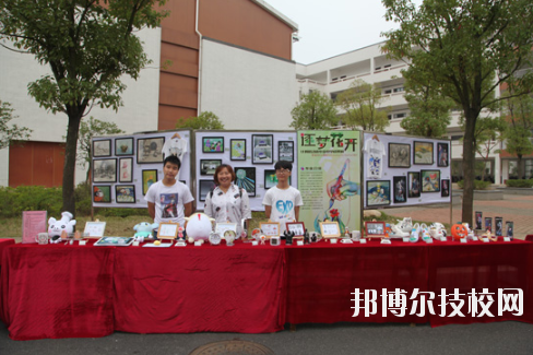 學(xué)校的選擇與報考是雙向的，不光學(xué)生會選擇一所優(yōu)秀的學(xué)校報考，學(xué)校也會選擇優(yōu)質(zhì)的學(xué)生進行錄取，讓自己的辦學(xué)更上一層樓。因此在報考前，同學(xué)們很有必要去了解一下學(xué)校的招生要求以及報名條件。下面就和小編一起來看看井岡山應(yīng)用科技學(xué)校的招生要求吧。  井岡山應(yīng)用科技學(xué)校招生對象：應(yīng)屆初中畢業(yè)生。  井岡山應(yīng)用科技學(xué)校 1.中考準(zhǔn)考證:  2.戶口本前頁及學(xué)生個人戶口頁復(fù)印件:  3.初中畢業(yè)證復(fù)印件:  4.其它享受國家資助的證件。低保、殘疾等證件:  井岡山應(yīng)用科技學(xué)校簡介 江西省井岡山應(yīng)用科技學(xué)校前身為江西省吉安農(nóng)業(yè)學(xué)校，創(chuàng)辦于1951年10月，是一所全日制普通中等專業(yè)學(xué)校，隸屬于吉安市農(nóng)業(yè)局。2004年4月經(jīng)江西省人民政府批準(zhǔn)，更名為江西省井岡山應(yīng)用科技學(xué)校，2009年12月經(jīng)市教育局批準(zhǔn)，增掛吉安農(nóng)業(yè)學(xué)校校牌，實行兩塊牌子一套班子。學(xué)校位于吉安市旅游風(fēng)景區(qū)----青原山，校園占地面積180畝，建筑面積7萬余平方米，環(huán)境優(yōu)美，是一所花園式學(xué)校?，F(xiàn)有教職工245人，其中專兼職教師236人，現(xiàn)有在校學(xué)生4078人。  小編總結(jié) 不知道小伙伴們滿足以上要求了嗎?對于想要報考井岡山應(yīng)用科技學(xué)校的同學(xué)來說，滿足招生要求只是報考的第一步哦!要確定自己會不會被錄取，就還需要對學(xué)校的錄取分?jǐn)?shù)線做好了解，歡迎大家前往邦博爾技校網(wǎng)進行分?jǐn)?shù)線的咨詢。
