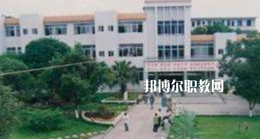 柳州市衛(wèi)生學(xué)校2020年報(bào)名條件、招生要求、招生對象 