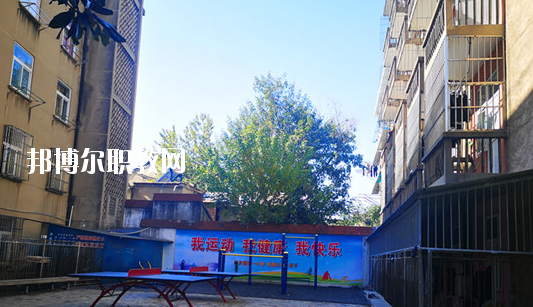在對(duì)這所學(xué)校進(jìn)行判斷以后，才會(huì)知道不同學(xué)校之間所公布的各方面情況都是不同的，而這些信息也是需要學(xué)生自己去進(jìn)行判斷的，當(dāng)然了其中有關(guān)于學(xué)校的住宿環(huán)境也是需要被學(xué)生所了解的，畢竟這是每個(gè)學(xué)生在學(xué)校的住宿情況。  蕪湖職業(yè)技術(shù)學(xué)院附屬中等職業(yè)學(xué)校住宿條件 學(xué)生宿舍實(shí)行四人間公寓化、封閉式管理，并配有校園公共浴室、住宿條件不錯(cuò)，給學(xué)生提供了一個(gè)舒適、安全的學(xué)習(xí)和生活環(huán)境。  蕪湖職業(yè)技術(shù)學(xué)院附屬中等職業(yè)學(xué)校辦學(xué)條件 學(xué)校坐落在美麗的鏡湖公園和九蓮塘公園中間，是市中心唯一的一所公辦職業(yè)學(xué)校，交通便利，環(huán)境優(yōu)美，生活方便。學(xué)校本著對(duì)教育教學(xué)質(zhì)量和學(xué)生負(fù)責(zé)的態(tài)度，劃定最低錄取線。住校生宿舍條件優(yōu)越，實(shí)行公寓化、封閉式管理。學(xué)校教學(xué)設(shè)備齊全，多媒體電教室、多功能活動(dòng)廳、計(jì)算機(jī)組裝實(shí)驗(yàn)室、數(shù)字化動(dòng)漫實(shí)驗(yàn)室、語言實(shí)驗(yàn)室、實(shí)訓(xùn)賓館、與學(xué)院聯(lián)網(wǎng)的校園網(wǎng)及學(xué)院擁有的實(shí)驗(yàn)實(shí)訓(xùn)室等，為學(xué)生提升動(dòng)手能力、開拓視野創(chuàng)造了得天獨(dú)厚的條件。  蕪湖職業(yè)技術(shù)學(xué)院附屬中等職業(yè)學(xué)校師資力量 近幾年我校一批優(yōu)秀教師、教壇新星脫穎而出，多人次獲國家、省、市一等獎(jiǎng)項(xiàng)。我?，F(xiàn)有正教授一名，省級(jí)特級(jí)教師一名(同類學(xué)校唯一)，高中級(jí)教師若干。學(xué)校聘請(qǐng)蕪湖職業(yè)技術(shù)學(xué)院專家教授組成教學(xué)督導(dǎo)組實(shí)施教學(xué)督導(dǎo)，對(duì)備課、上課等教學(xué)環(huán)節(jié)進(jìn)行全程質(zhì)量評(píng)估，以督導(dǎo)促教學(xué)、以督導(dǎo)促創(chuàng)新、以督導(dǎo)促規(guī)范，使學(xué)生學(xué)有所成。我校教學(xué)計(jì)劃和課程設(shè)置是由學(xué)院、附校、用人單位、專業(yè)領(lǐng)域?qū)＜宜姆絽⑴c研發(fā)。已形成：頂層設(shè)計(jì)、分層教學(xué)、工學(xué)結(jié)合、系統(tǒng)培養(yǎng)的獨(dú)特教學(xué)模式。嚴(yán)把教學(xué)標(biāo)準(zhǔn)和畢業(yè)生質(zhì)量標(biāo)準(zhǔn)兩個(gè)關(guān)口。  以上所介紹的信息便是有關(guān)于蕪湖職業(yè)技術(shù)學(xué)院附屬中等職業(yè)學(xué)校的住宿情況，就可以知道其實(shí)這所學(xué)校對(duì)于學(xué)生的基本需求是可以滿足的，但是學(xué)生想要選擇其他方面的住宿情況話，就需要學(xué)生提前去對(duì)每所學(xué)校的住宿情況進(jìn)行了解。