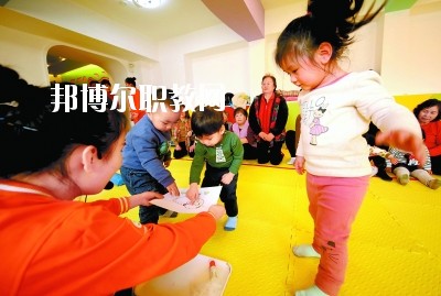 隨著二胎政策的放寬，我國新生兒的數(shù)量明顯增多，這也說明，在未來的很長一段時間里，幼師都是一個非常受歡迎的行業(yè)，而四川是座發(fā)展迅速，有深厚文化底蘊的城市，自然是受到很多同學喜愛，近日，就會問小編關于四川讀幼師學校好不好?那接下來，小編就給大家介紹一下四川幼師學校，如果你有更多疑問，歡迎點擊右側(cè)的咨詢欄與我們交流。  四川讀幼師的就業(yè)前景 就業(yè)容易，畢業(yè)學生不愁“嫁”盡管當前就業(yè)形勢嚴峻，各地大學生就業(yè)難度大，但許多城市的學前教育專業(yè)畢業(yè)生并未受影響，反而逆勢上漲，待遇也比往年有所提高。近年來，由于幼兒園發(fā)展的需要，很多單位幼兒教師奇缺，連男老師也變得搶手起來。學前、初教專業(yè)畢業(yè)生不愁“嫁”，甚至有很多幼教機構(gòu)到學校預約、搶簽畢業(yè)生，幼教人才受歡迎程度可見一斑。  四川讀幼師的優(yōu)勢 幼教項目的穩(wěn)定性強，不受市場沖擊，打造終身產(chǎn)業(yè)?，F(xiàn)階段，無論是從國家教育改革發(fā)展的全局出發(fā)，還是從目前有關民辦學前教育的法律法規(guī)政策等方面來看，民辦學前教育發(fā)展?jié)摿Χ际志薮?。其次，成就子女未來。選擇了幼教工作，可以讓我們更懂得如何教育子女，對自己未來孩子接收良好的家庭教育有著十分重要的促進作用。女性投身幼教行業(yè)后，長期接受最先進的幼教理念和適合中國幼兒的各類課程，繼而在對自己子女的教育觀念和方法上也會更科學，為孩子今后的發(fā)展奠定更好的基礎。  德陽科貿(mào)職業(yè)學院幼師升學班學前教育專業(yè)介紹 本專業(yè)順應國家“幼有所育”學前教育決策和學前教育專業(yè)人才極度短缺的社會需求而設，是一個綜合性較強的專業(yè)，涵蓋0-6歲兒童的教育，作為人生起點教育的學前教育專業(yè)對人的一生的發(fā)展和教育起著重要的奠基作用。本專業(yè)緊密對接各級各類幼兒園和早期教育機構(gòu)等實施合作辦學、合作育人，強化“四能”特長(彈唱、舞蹈、美術(shù)、游戲)、“五會”素養(yǎng)(保育、保健、教育、溝通、管理)，致力于培養(yǎng)新時代“有愛心、有耐心、有恒心、有責任心”的學前教育人才。  培養(yǎng)目標：本專業(yè)培養(yǎng)以立德樹人為己任，具有良好的職業(yè)道德、專業(yè)素養(yǎng)、協(xié)作精神、溝通能力和創(chuàng)新意識，擁有先進的幼兒教育理念，具有較扎實的學前教育的專業(yè)知識與專業(yè)技能，具備較強的幼兒保教能力，從事幼兒園教育教學、保育保健工作的高素質(zhì)應用型人才。  核心課程：學前教育學、學前兒童心理學、幼兒游戲理論與實踐、幼兒行為觀察、幼兒園五大領域教育、學前衛(wèi)生學、聲樂、鋼琴、舞蹈、美術(shù)、幼兒歌曲彈唱、幼兒舞蹈創(chuàng)編、幼兒園班級管理、幼兒手工、家庭教育等。  職業(yè)前景：習近平總書記在“黨的十九大”上指出：“增進民生福祉是發(fā)展的根本目的。必須多謀民生之利、多解民生之憂，在發(fā)展中補齊民生短板、促進社會公平正義，在幼有所育、學有所教上不斷取得新進展。”  2019年教育部《2018年全國教育事業(yè)發(fā)展統(tǒng)計公報》顯示，2018年全國共有幼兒園26.67萬所，比上年增加1.17萬所，增長4.60%; 在園幼兒4656.42萬人，比上年增加56.28萬人;學前教育毛入園率達到81.7%，比上年提高2.1%，且0-6歲兒童超過1億，幼兒園專任教師258.14萬人。按照國家對學前教育師幼比(1:5)的規(guī)定，幼兒園專任教師的缺口高達673萬多。學前教育專業(yè)人才就業(yè)前景非常廣闊。  就業(yè)崗位：幼兒園教師、幼兒保育員、幼兒保健教師、早期教育教師。  獲取資格證書：幼兒園教師資格證、普通話水平證書(二甲及以上)  專業(yè)實訓室：幼兒保育實訓室、幼兒衛(wèi)生保健實訓室、仿真幼兒園、幼兒手工制作實訓室、幼兒美術(shù)實訓室、聲樂實訓室、形體舞蹈實訓室、鋼琴實訓室、游戲與感統(tǒng)實訓室、繪本實訓室、蒙臺梭利教育實訓室、奧爾夫音樂實訓室等。  專業(yè)實踐基地：廣漢市第三幼兒園、廣漢市雒城鎮(zhèn)第四幼兒園、廣漢市西外中心幼兒園、德陽市旌南幼兒園、德陽市黃河東路幼兒園、四川師范大學實驗幼兒園、四川師范大學附屬啟夏幼兒園、成都市武侯區(qū)福錦幼兒園、崇州市虹橋歡樂谷幼兒園、岳池知恩行幼兒園、西充縣青葵幼兒園等。  上面關于四川讀幼師學校好不好?小編介紹了，小編覺得不管是讀什么學校都是要從多方面來考慮的，要看行業(yè)的發(fā)展前景怎么樣，還要看這個專業(yè)到底適不適合自己，就好像幼師學校，一定要學好小孩子才可以去讀，因為這個專業(yè)將來出來不管做什么工作，都是要和小朋友待在一起的。如有更多問題，歡迎咨詢邦博爾網(wǎng)。