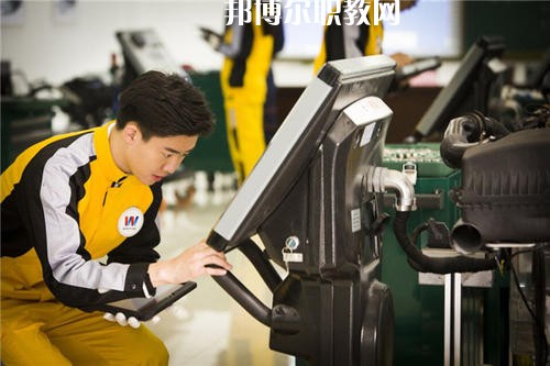 如今，汽修行業(yè)成為了當(dāng)下最熱門的行業(yè)，這已經(jīng)是一個(gè)不爭(zhēng)的事實(shí)了，很多汽修企業(yè)都需要經(jīng)驗(yàn)豐富的優(yōu)秀人才，汽修人才缺口很大，這使很多學(xué)生都想報(bào)考汽修學(xué)校，近日就有同學(xué)咨詢小編關(guān)于成都設(shè)有汽修學(xué)校的公辦大專學(xué)校?成都有很多公辦大專學(xué)校都開設(shè)了汽修類相關(guān)專業(yè)，在這里小編就給大家簡(jiǎn)單介紹一下。  成都紡織高等?？茖W(xué)校辦學(xué)性質(zhì)：公辦大學(xué)  成都紡織高等專科學(xué)校簡(jiǎn)介 成都紡織高等?？茖W(xué)校是四川省政府舉辦的全日制普通高等學(xué)校，直屬四川省教育廳，是中國西南地區(qū)唯一獨(dú)立建制的紡織類高等學(xué)校，國家骨干高等職業(yè)院校建設(shè)單位、四川省首批示范性高等職業(yè)院校建設(shè)單位。  學(xué)校地處四川省成都市犀浦鎮(zhèn)，校園面積616畝，原成都市世界樂園已改建成為學(xué)校北苑校區(qū)。學(xué)校環(huán)境優(yōu)美，交通便利，設(shè)施優(yōu)良，成灌高鐵、成都地鐵2號(hào)線可達(dá)學(xué)校。  成都紡織高等專科學(xué)校歷史沿革 學(xué)校前身為創(chuàng)立于1939年的國立中央技藝?？茖W(xué)校，秉承“服務(wù)紡織、服務(wù)社會(huì)、服務(wù)學(xué)生、服務(wù)人民”的辦學(xué)理念和培養(yǎng)具有“工程師之素養(yǎng)、技工之身手”的育人傳統(tǒng)，艱苦奮斗，薪火相傳，形成了“敬業(yè)奉獻(xiàn)、民主和諧、自強(qiáng)不息、追求卓越”的學(xué)校精神、“德修于正、學(xué)究于行”的校訓(xùn)、“團(tuán)結(jié)、勤奮、求實(shí)、創(chuàng)新”的校風(fēng)、“范、勤、嚴(yán)、愛”的教風(fēng)、“好學(xué)、善問、勤思、篤行”的學(xué)風(fēng)。  改革開放以來，學(xué)校緊緊抓住我國經(jīng)濟(jì)社會(huì)和高等教育快速發(fā)展的歷史機(jī)遇，深化改革、銳意進(jìn)取、科學(xué)發(fā)展，辦學(xué)條件不斷改善，辦學(xué)水平顯著提高，為區(qū)域經(jīng)濟(jì)社會(huì)發(fā)展和我國紡織產(chǎn)業(yè)的發(fā)展做出了應(yīng)有貢獻(xiàn)。  成都紡織高等?？茖W(xué)校汽車檢測(cè)與維修技術(shù)專業(yè) 培養(yǎng)目標(biāo)：本專業(yè)培養(yǎng)適應(yīng)社會(huì)主義市場(chǎng)經(jīng)濟(jì)發(fā)展需要的、具有良好專業(yè)素質(zhì)和職業(yè)技能的從事汽車檢測(cè)、維修及相關(guān)工作的高素質(zhì)、高技能工程應(yīng)用型人才。  主要課程：工程制圖、機(jī)械基礎(chǔ)、液壓氣動(dòng)技術(shù)、發(fā)動(dòng)機(jī)與汽車?yán)碚摗㈦姽づc電子技術(shù)基礎(chǔ)、汽車發(fā)動(dòng)機(jī)構(gòu)造與維修、汽車底盤構(gòu)造與維修、汽車故障診斷與維修、汽車電氣設(shè)備構(gòu)造與維修、汽車專項(xiàng)高級(jí)技能與訓(xùn)練。  專業(yè)師資：教授2人、副教授5人、講師10人、工程師3人、技師3人。  教學(xué)成果：參加四川省汽車維修與故障診斷技能大賽二等獎(jiǎng);發(fā)表科研論文12篇。  就業(yè)情況：畢業(yè)生主要面向汽車維修及其它汽車服務(wù)業(yè)從事汽車檢測(cè)、維修及相關(guān)技術(shù)服務(wù)工作。  就業(yè)率近5年保持在95%以上，畢業(yè)后半年平均收入3094元/月、專業(yè)相關(guān)度71%。  上面關(guān)于成都設(shè)有汽修學(xué)校的公辦大專學(xué)校，小編簡(jiǎn)單的介紹了，公辦學(xué)校的優(yōu)勢(shì)在于，在收費(fèi)和政府支持上有一定的優(yōu)勢(shì)，無論你上的是公辦學(xué)校還是民辦學(xué)校，同學(xué)們都要記住，重要的不是你上的是什么學(xué)校，而是你真正能在學(xué)校學(xué)到些什么東西，這才是最重要的事情。