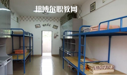 貴定縣技工學(xué)校報名條件、招生要求、招生對象是什么要求呢?每一個學(xué)校在招收學(xué)生的時候都是會有自己的要求的，同學(xué)們在找學(xué)校的時候也特別的擔(dān)心自己能不能符合到學(xué)校，小編就遇到很多這樣的學(xué)生來問，為了幫助同學(xué)們了解，小編就來整理一下學(xué)校這方面的要求。  貴定縣技工學(xué)校招生對象和條件 具有本縣戶籍井且參加當(dāng)年中招考試，品德合格、身體健康，自愿報名的應(yīng)屆初中畢業(yè)生     貴定縣技工學(xué)校錄取方式 根據(jù)當(dāng)年高中錄取分?jǐn)?shù)線下浮50分以內(nèi)，錄滿名額為止。  貴定縣技工學(xué)校就讀形式 第一學(xué)年在貴定職校就讀，開設(shè)普通高中一年級課程，適當(dāng)增加職業(yè)技能基礎(chǔ)課。一年后通過參加由貴定一中統(tǒng)一組織的選拔考試，按比例分流到貴定一中就讀。也可根據(jù)自己的意向選擇我校專業(yè)就讀，走技能成才之路，通過備考后報讀高職院校。  貴定縣技工學(xué)校校企合作 為貫徹落實(shí)好國家關(guān)于加強(qiáng)東西部扶貧協(xié)作的要求，進(jìn)一步加強(qiáng)職業(yè)教育東西協(xié)作，發(fā)揮職業(yè)教育助推脫貧攻堅(jiān)的重要作用。5月7日，副縣長荊茂團(tuán)、政府辦副主任韋凱倫、扶貧辦副主任蔡健一行，來到貴定職校開展關(guān)于廣州市南沙區(qū)“美的集團(tuán)”專項(xiàng)結(jié)對幫扶調(diào)研會議，貴定縣人力資源和社會保障局副局長、黨組副書記、貴定職校校長周傳德同志、副校長羅連慧等參加了會議。  會上，荊茂團(tuán)副縣長首先指出：要貫徹好國家“東西協(xié)作”的要求，落實(shí)好東部地區(qū)幫助西部地區(qū)盡快實(shí)現(xiàn)全面脫貧的工作，他強(qiáng)調(diào)，在職業(yè)教育上解決學(xué)生就業(yè)問題是關(guān)鍵。他還向貴定職校校長周傳德同志提出希望：希望貴定職校能輸送專業(yè)性強(qiáng)的學(xué)生到廣州市南沙區(qū)“美的集團(tuán)”工作，解決學(xué)生就業(yè)難的問題。隨后，周校長向荊副縣長匯報了我校當(dāng)前面臨的**困難是缺乏專業(yè)教師和教學(xué)設(shè)施設(shè)備，希望廣州方面能夠給予幫助。  荊副縣長立即表示：廣州市南沙區(qū)“美的集團(tuán)”會派相關(guān)的專業(yè)人員到貴定職校進(jìn)行培訓(xùn)和指導(dǎo)，并希望我校派出相關(guān)專業(yè)教師到美的集團(tuán)進(jìn)行交流學(xué)習(xí)，目的是加快校企合作的廣度與深度，促進(jìn)教學(xué)、師資隊(duì)伍質(zhì)量的全面提升，提高就業(yè)簽約率與對口率;如果我校與“美的集團(tuán)”確定校企合作關(guān)系后，“美的集團(tuán)”將會給學(xué)校提供相關(guān)的專業(yè)設(shè)施設(shè)備，開展師資能力培訓(xùn)等，以提高專業(yè)的教育教學(xué)質(zhì)量，真正實(shí)現(xiàn)“一人就業(yè)、全家脫貧”。  小編為同學(xué)們整理了關(guān)于學(xué)校的招生條件這些，實(shí)際上正常畢業(yè)的同學(xué)基本都是可以就讀的，只是在學(xué)習(xí)專業(yè)的時候同學(xué)們需要慎重一點(diǎn)，有的專業(yè)是有專業(yè)要求的，那個就必須符合，因?yàn)殛P(guān)系到今后的就業(yè)的情況的，小編建議同學(xué)們?nèi)绻_實(shí)是要就讀職校的話都要提前一點(diǎn)選擇好。