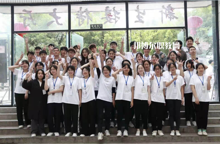 重慶人文藝術職業(yè)學校2022年招生辦聯系電話