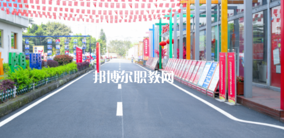 重慶新華電腦學(xué)校地址在哪里，哪個(gè)地區(qū)，哪個(gè)城市?