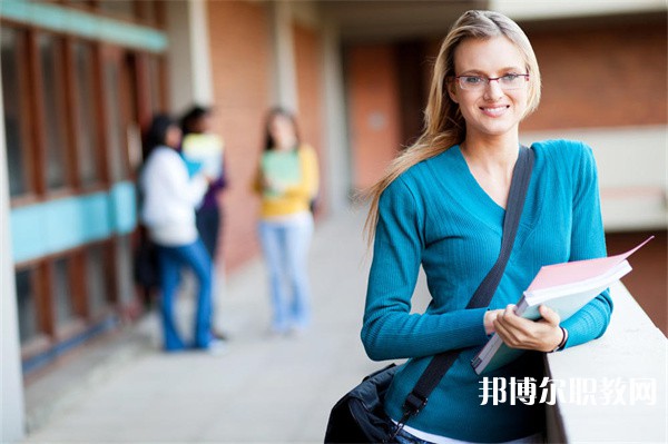 四川哪里的職業(yè)學校能讀室內(nèi)裝飾設計師專業(yè)