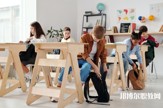 四川哪里的職業(yè)中學(xué)能讀計(jì)算機(jī)應(yīng)用與維護(hù)專(zhuān)業(yè)