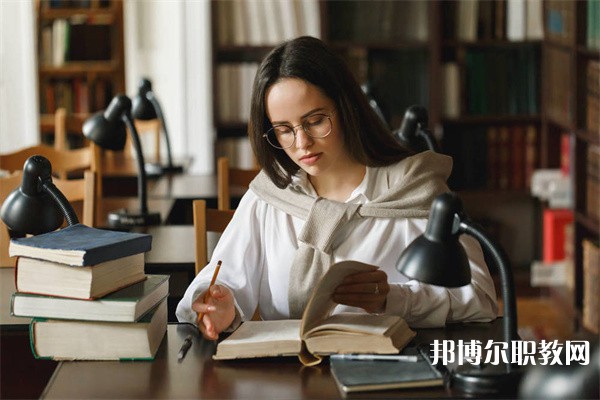 四川哪里的職業(yè)學(xué)校能讀旅游管理與時(shí)裝表演專(zhuān)業(yè)